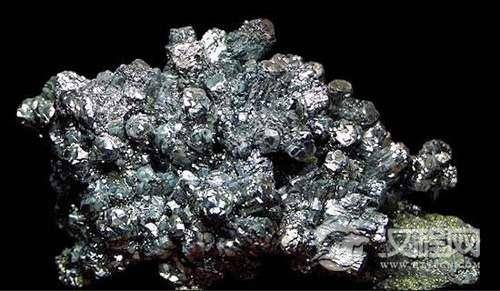 钨是一种钢灰色或银白色的稀有金厲，是熔点最高的金属