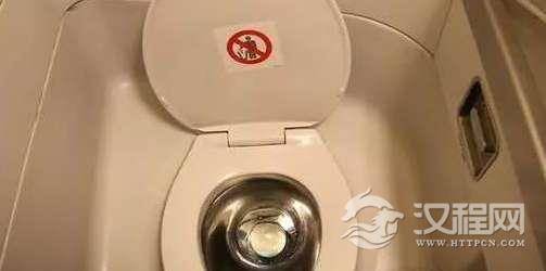 飞机上厕所是直接排到空中吗？真相究竟如何？