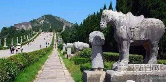 武则天墓前的石像为什么都没有头？头被谁拿了？