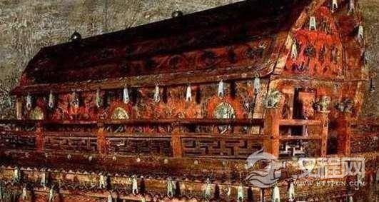 工人炸山竟发现人工雕刻的巨石，考古专家瞬间震惊了