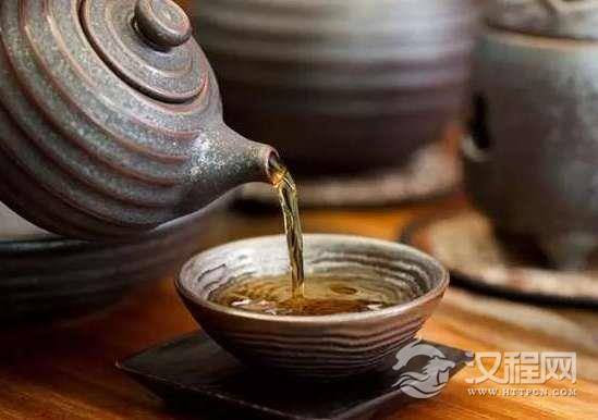 别人倒茶给你，为何一定要敲三下桌面？