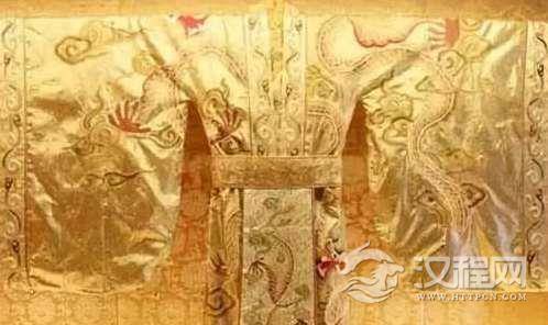 龙袍上一共有几条龙，都在哪些位置？