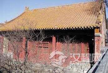 清朝内阁制度是在什么背景下实施的？具体情况是怎样