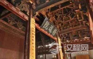 为什么此庙鸟不栖，蜘蛛不结网，甚至梁上无灰？