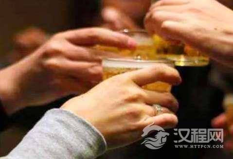 为什么农村俗语说：“父子不同桌，叔侄不同饮”？