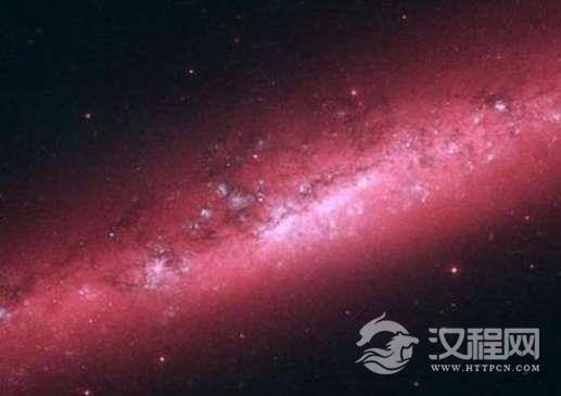 星暴星系：黑洞竟然是星爆星系产生的