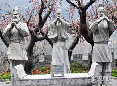 桃园结义时，关羽和张飞为何要拜卖草鞋的刘备为大哥呢？