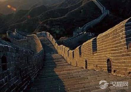 修建长城是一件巨大的工程 秦始皇花的钱换做现在是多少