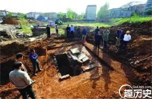 南京挖出锦衣卫陵墓，一瓶子让专家笑了，可算没白来！