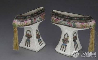 清宫剧里的妃子为什么都要丫鬟扶着走？走路也是有规矩的？