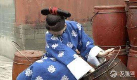 古代没有手纸的时候，古人上厕所如何解决？