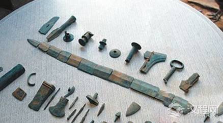 蚩尤于炎帝皇帝战斗时用的是金属兵器？那时就会锻金？