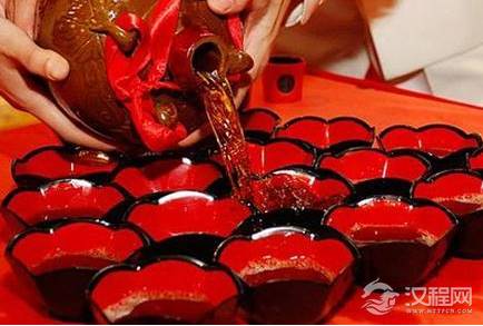 有关于女儿红的故事到底是什么样的 嫁女儿和酒有什么关系呢