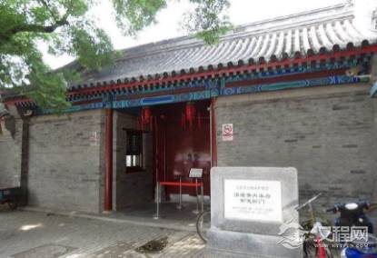 内务府总管和巡抚相比 谁的官职更大一点