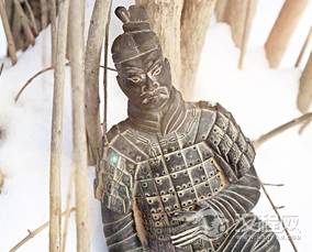 秦始皇陵中的兵马俑，为什么手上没有拿武器？