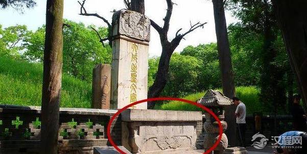 孔子墓前的矮墙有什么来历？为什么康熙会对孔子行大礼