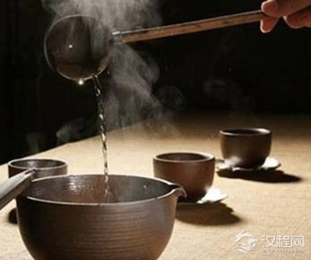 古代喝酒为什么都要烫一遍酒 为什么现在人喝酒却不用了