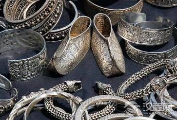 皇帝赏赐有功之臣都是赏金万两 换做现在是多少前