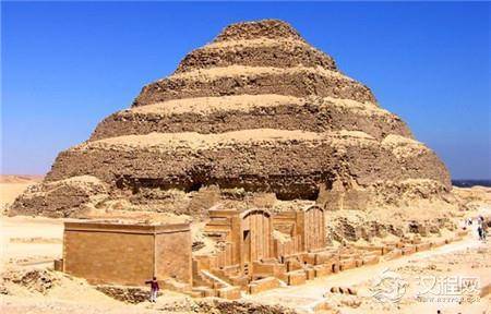 古埃及人建造的第一座金字塔为何是阶梯式的