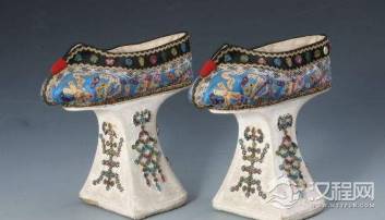 花盆底鞋穿起来那么的难受 为何清代的妃子们还是要穿呢