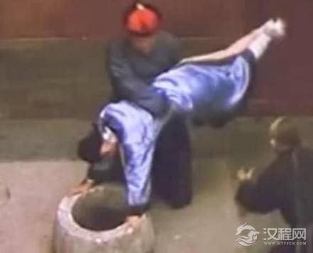 现在看到的珍妃井连头的塞不进去 珍妃是怎么被推进去的