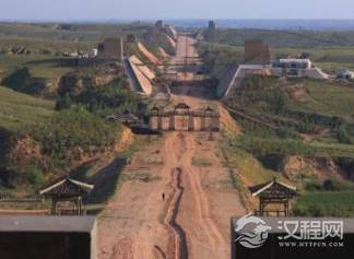 秦朝时期建造的秦直道为什么能保留至今，并且路边不长杂草呢？