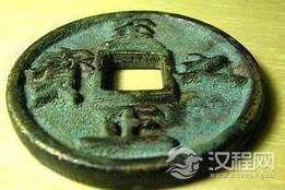 方孔钱币散落民间众多，从秦代的方孔圆钱，到清末的机制币