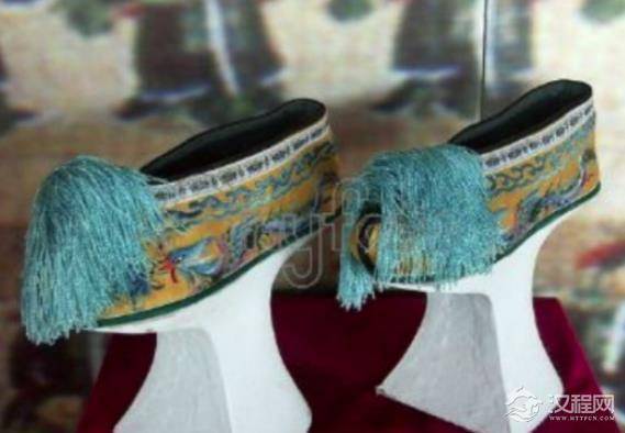 清朝妃子走路时，为什么要宫女扶着走？