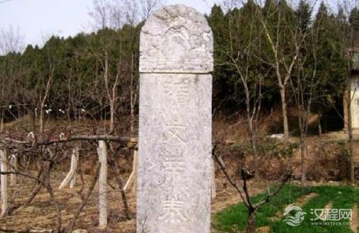 考古学家发现一隔十分寒酸的古墓，没想到竟是一代帝王墓