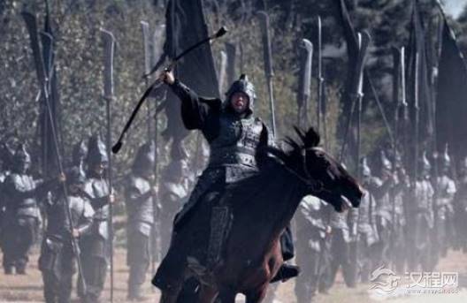 三国中唯一击败吕布的英雄是谁？不是张飞关羽