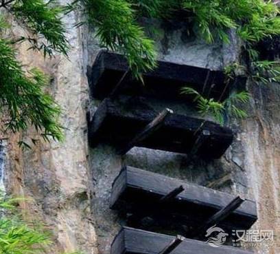 古代悬棺重大几百斤又安放在悬崖峭壁上 古人又是怎么做到的