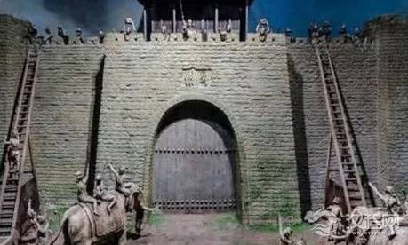 攻城战时往往会用到云梯，为何城楼上的士兵不掀翻呢？