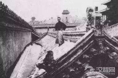 老年溥仪被带回皇宫，看到龙椅沉默良久，幽幽感叹