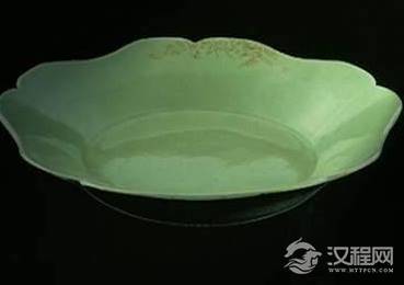 中国瓷器为什么有南青北白的说法？