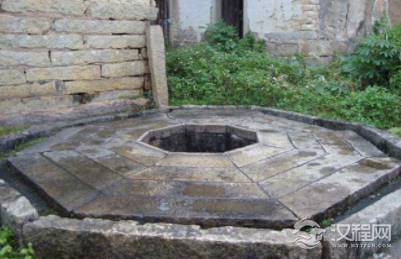 蒙顶山上的古井，为何井盖一打开井口就下雨呢？