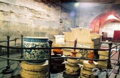 万历皇帝的墓陵是怎么挖掘的？为什么要在墓中放公鸡？