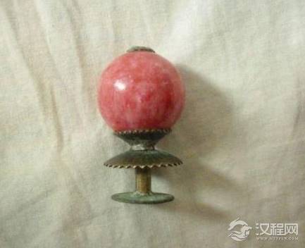 清朝官员官帽上面的帽子值钱吗 换算做现在多少人民币