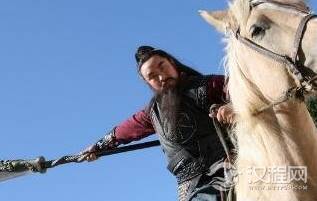 水浒传中关胜的绰号是什么？他的武器是怎么来的？