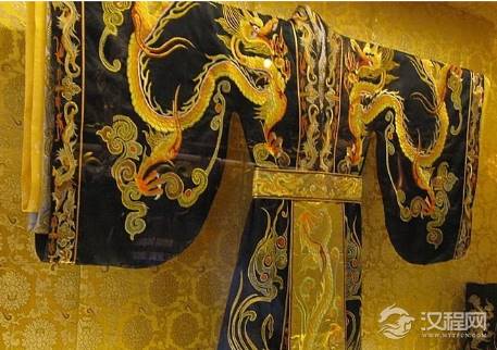 古代龙袍一般不会清洗的 如果穿臭了应该怎么办