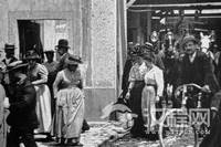 第一部广告宣传片《工厂大门》是在哪里首映的？