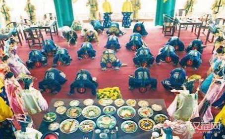 古代皇帝一顿饭几百个菜只吃几口 不吃完的饭菜是怎么处理的