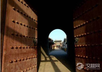 古代的城门都是朝里面开的 这是为什么呢