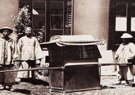 历史上最全面的轿子 吃喝拉撒全能在里面完全解决