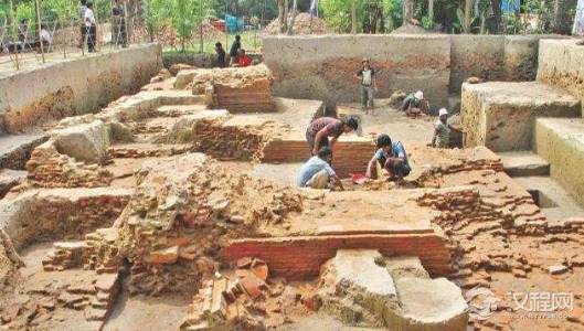 考古学家在进行考古发掘的时候，不小心挖了自家的祖坟