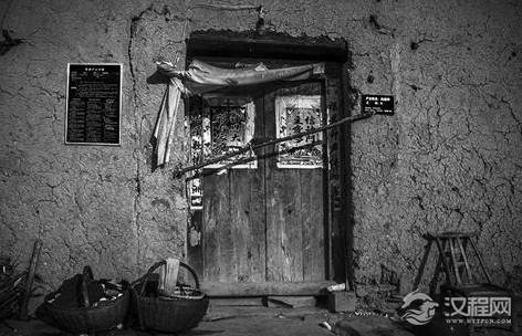 古代人过夜为什么“宁在坟头过夜,不从空宅老屋过”？