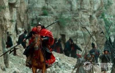 古代为什么那么多将军在战场上要披着披肩呢？