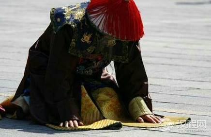 清朝官员下跪的时候为什么都要拍两下袖子 其实里面大有讲究
