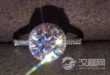 莫桑钻和钻石有什么区别？莫桑钻的价格怎么样？