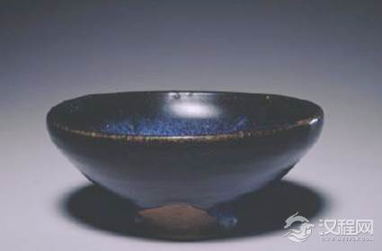 龙泉窑瓷器：宋代著名的瓷窑之一，烧造历史达七八百年之久