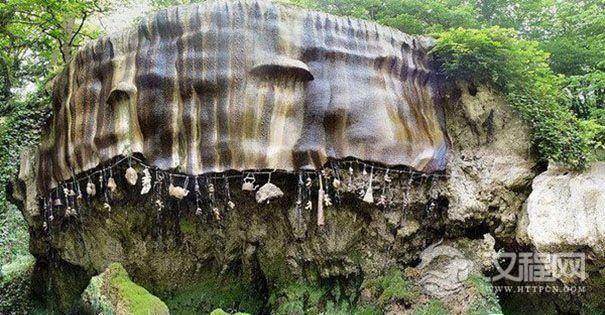 神秘古井能“点物成石”